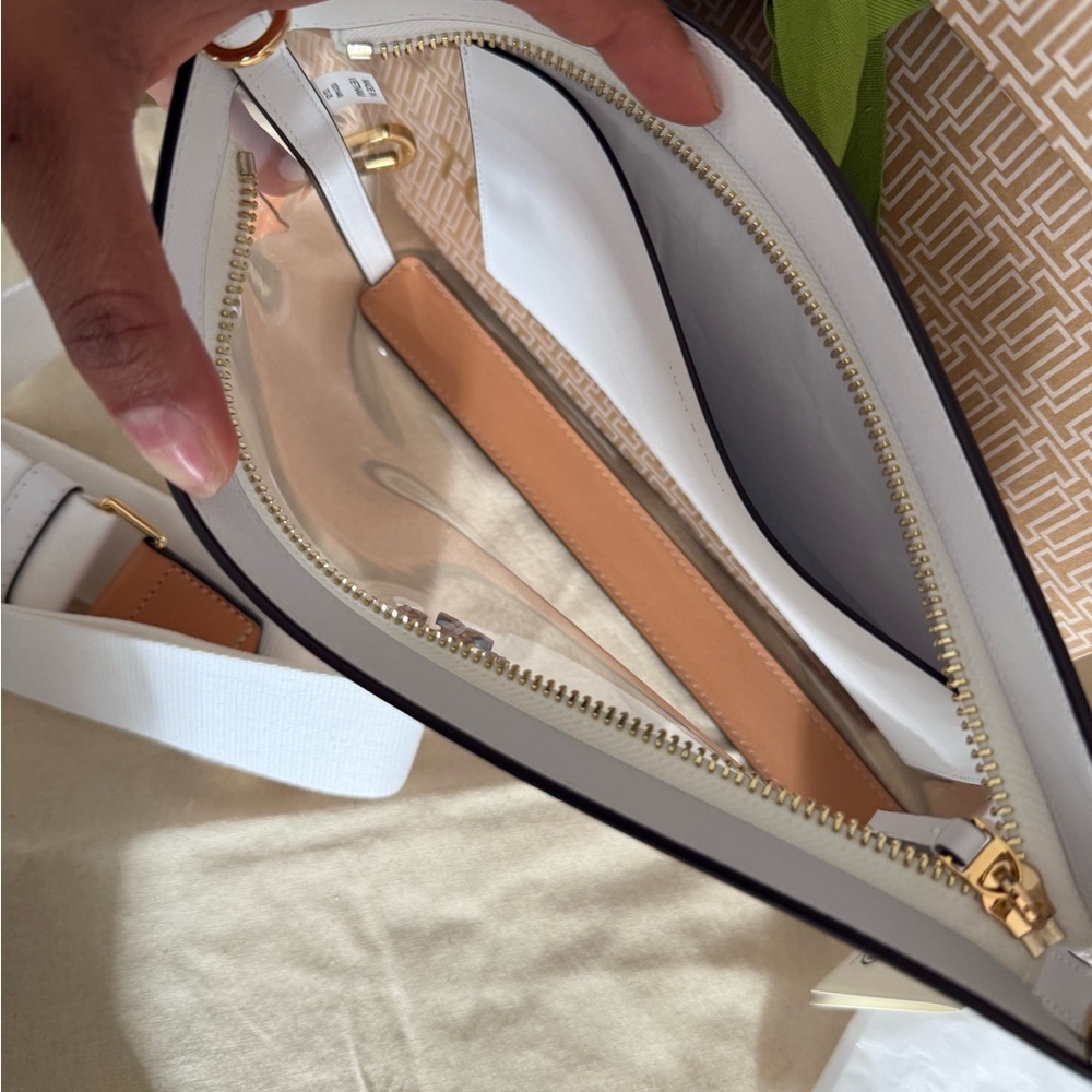 New Tory Burch BLAKE CLEAR SWINGPACK CLEAR / OPTIC WHITE - Picture 10 of 10